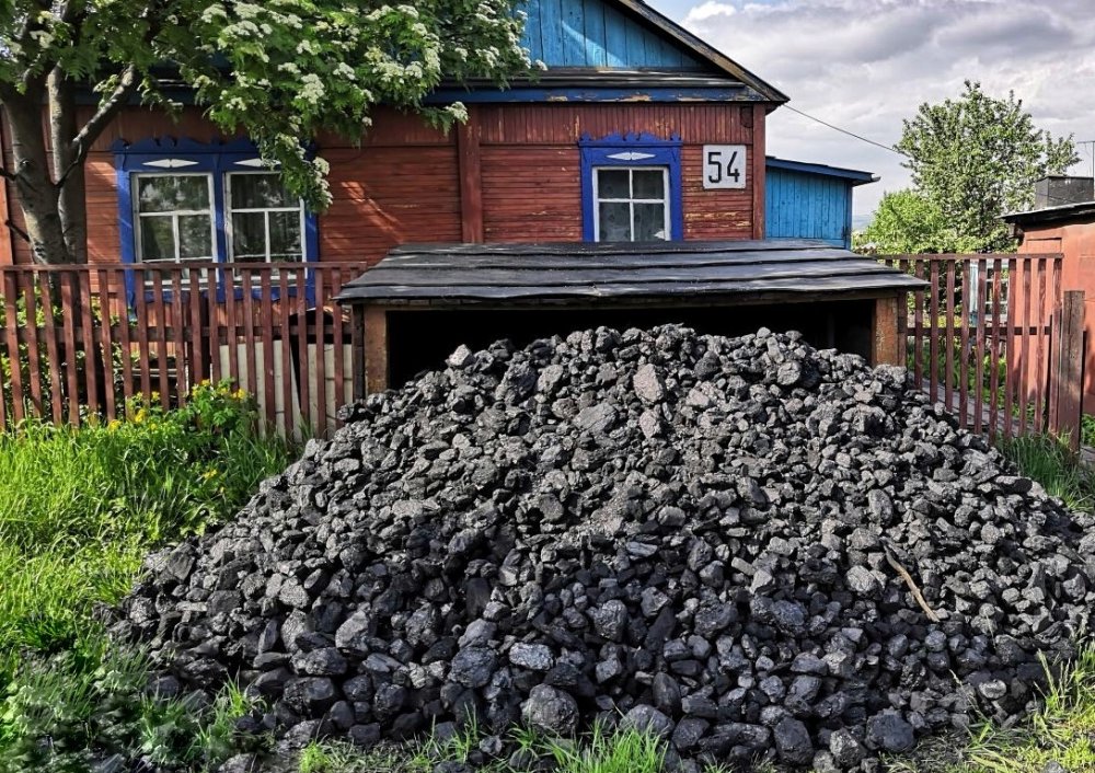 Более 11 тысяч семей в Кузбассе получат бесплатный уголь до конца сентября.