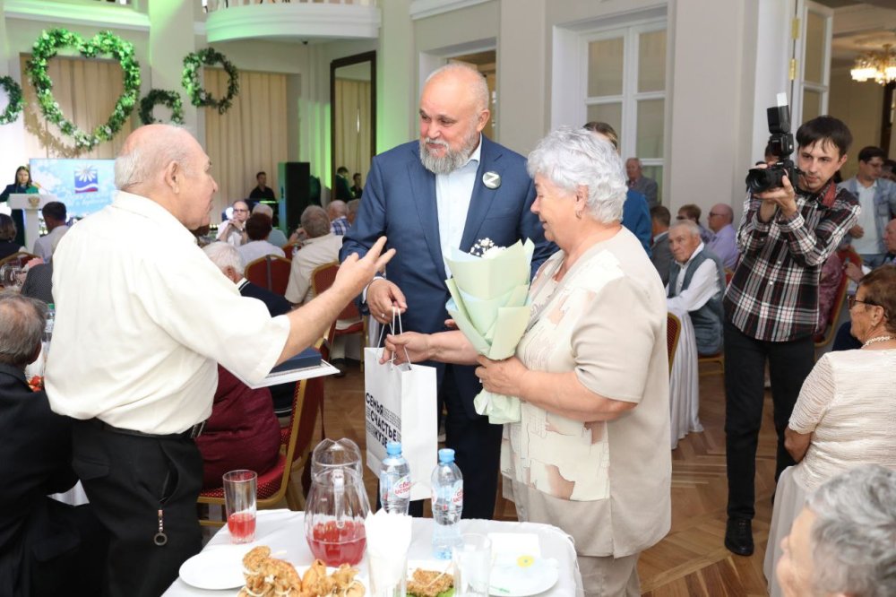 Сергей Цивилев поздравил «золотые пары» КуZбасса с наступающим Днем семьи, любви и верности
