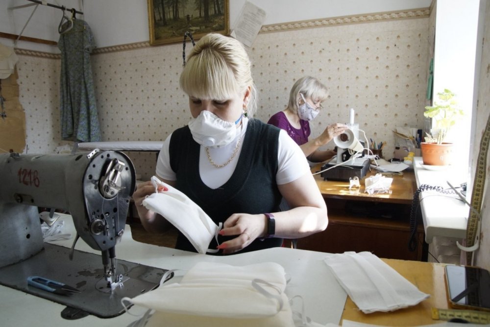 В пошивочных цехах кузбасских театров изготовили 5 тысяч масок